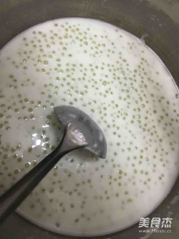 完胜甜品店的芒果椰浆西米露