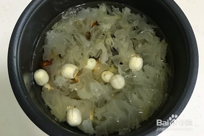 桃胶凤梨银耳甜汤的做法