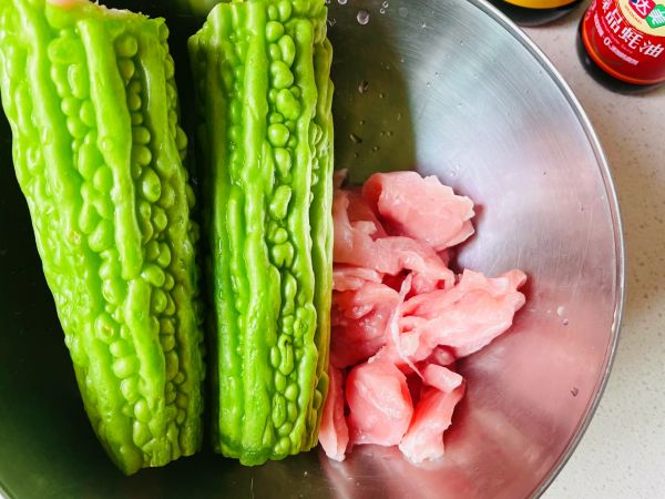 蚝油遇苦瓜肉片