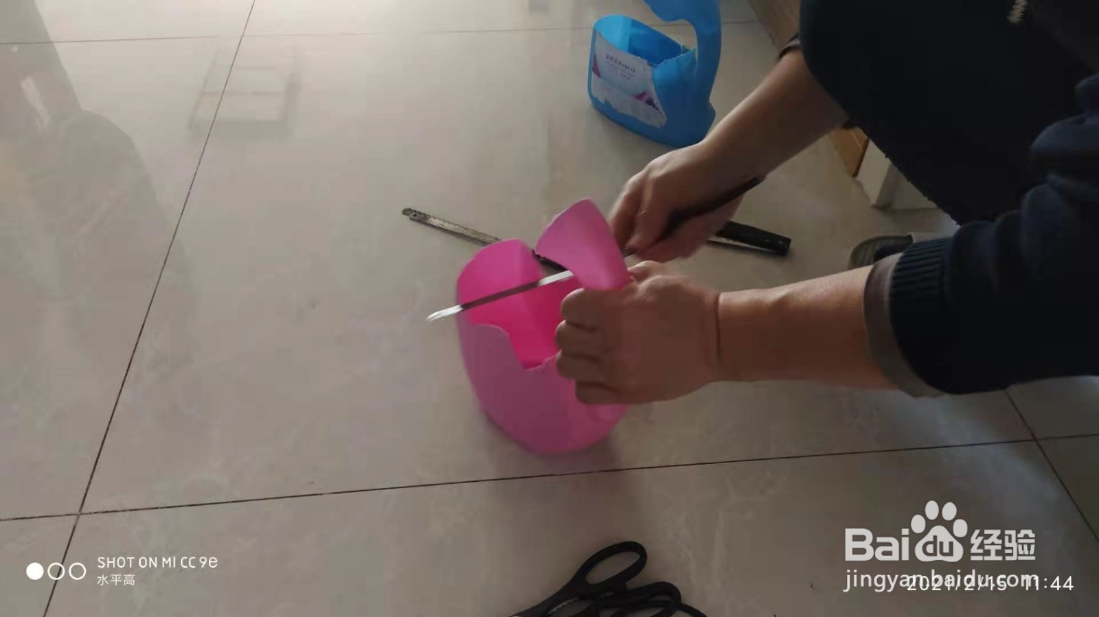 洗衣液瓶制作花瓶的方法