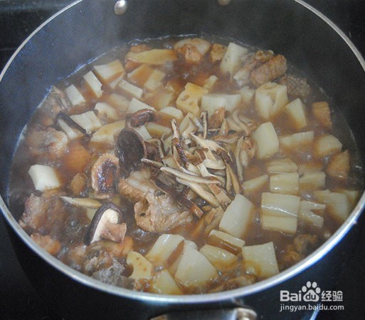 色泽诱人香气扑鼻的香菇莲藕焖排骨