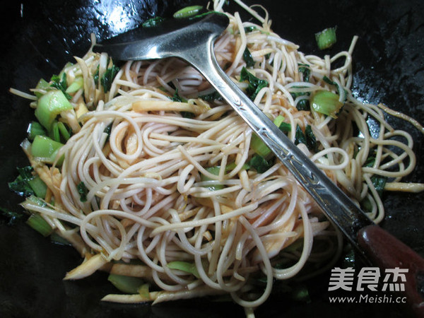 牛肉酱蔬菜炒面