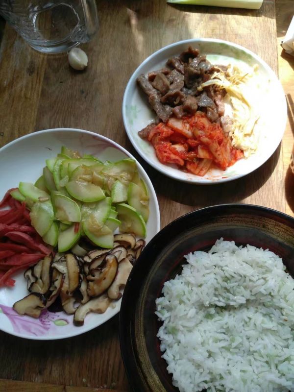 黑椒牛柳辣白菜拌饭