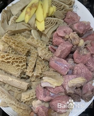 萝卜牛杂煲的做法