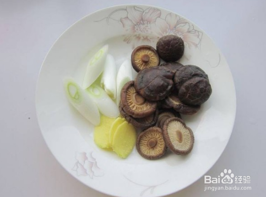 墨鱼干红烧三黄鸡的制作方法