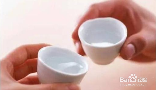 公司好友聚餐如何避免被劝酒喝醉?