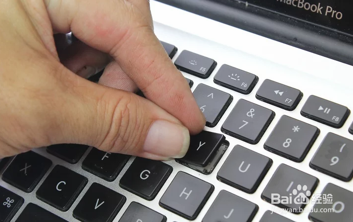 如何通过拆除键盘的按键来清洁键盘