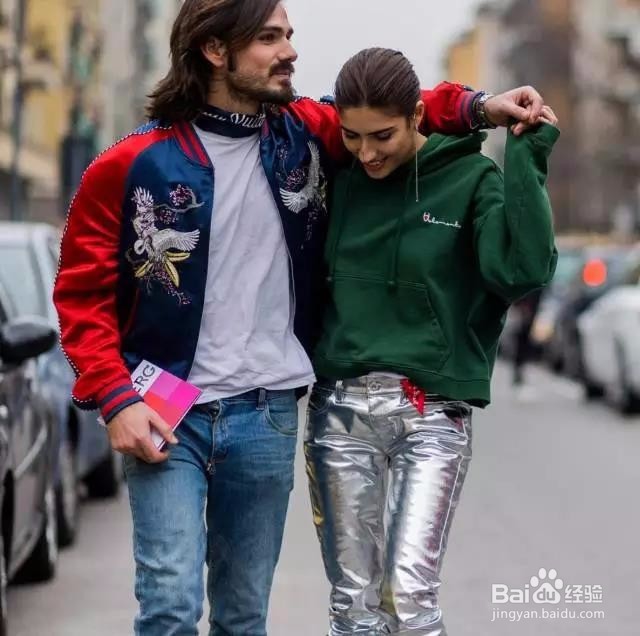 一件卫衣就能让你的大衣时髦到不！像！话！