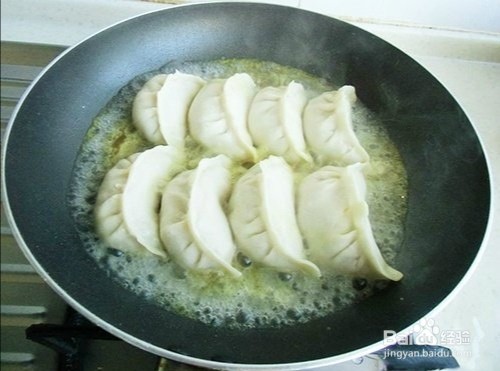 煎饺抱蛋的家常做法