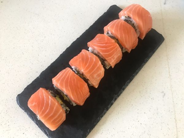 三文鱼牛油果寿司