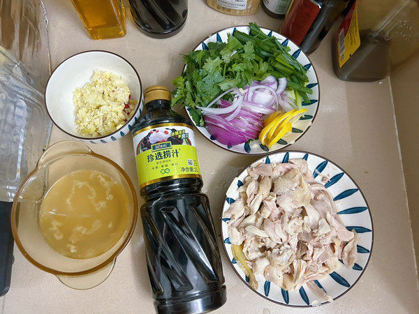 捞汁柠檬手撕鸡腿肉