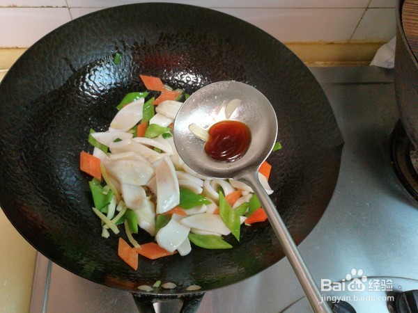 鱿鱼烩烤麸的制作方法