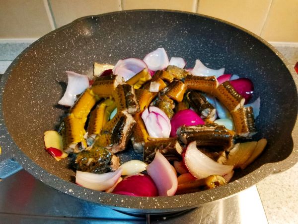 家常菜红烧黄鳝鹌鹑蛋