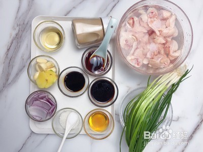 如何做葱油焖鸡腿？