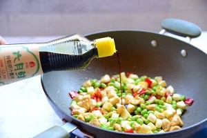 餐厅版茭白毛豆鸡丁