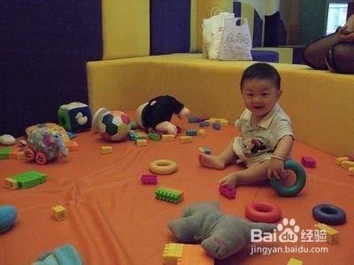 幼小儿童怎么玩玩具