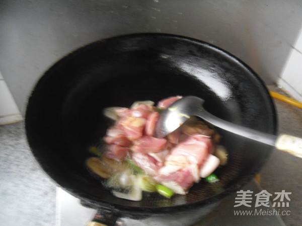 鸡腿烧元蘑的做法