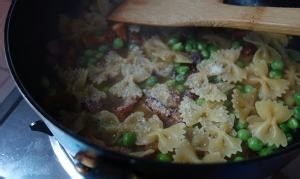 健康养生佳品豌豆培根蝴蝶面的做法