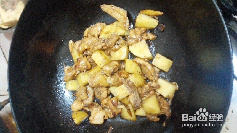 红烧土豆鸡块的做法。