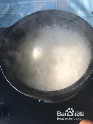 广式腊肠煲仔饭的做法