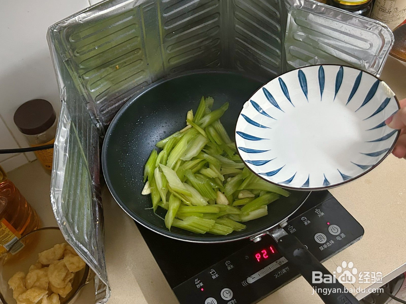 超下饭的西芹炒瘦肉的做法