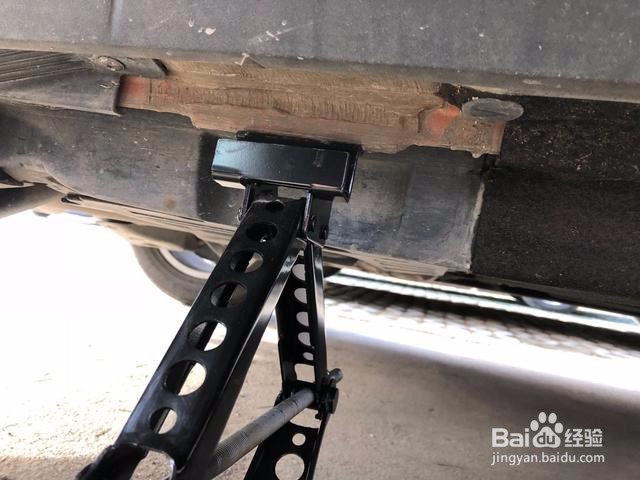 奥迪车车胎扎了怎么换？