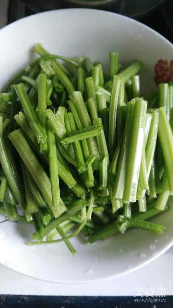 芹菜炒香干的做法