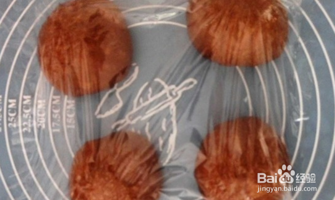 如何制作巧克力乳酪软欧?