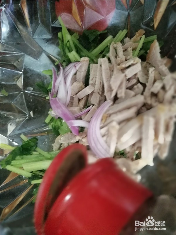 芹菜段拌猪肉丝