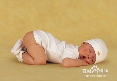 宝宝睡觉踢被子怎么办