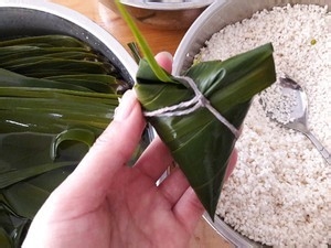 北方豆沙粽子的包法