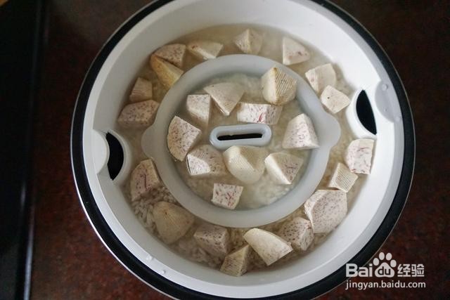 家庭自制蒸的腊味煲仔饭