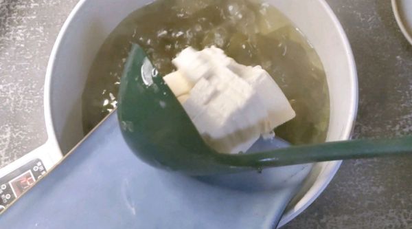 裙带菜虾滑豆腐汤