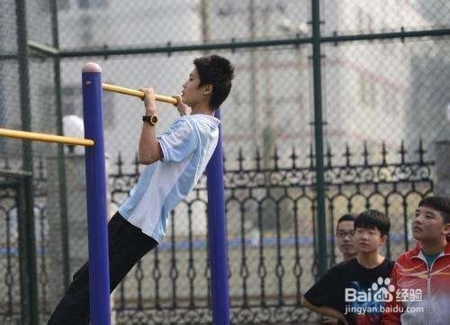 单杠怎么练胸肌