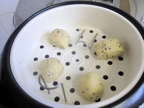 开花的奶香芝麻馒头