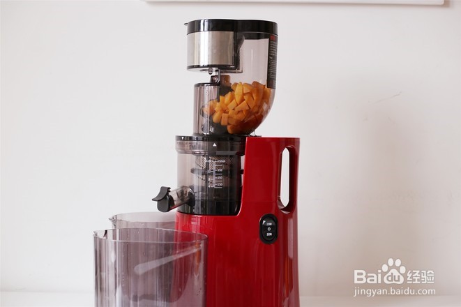 黄桃苏打饮的做法