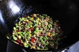 食补养生香辣蚕豆玉米牛肉粒的做法