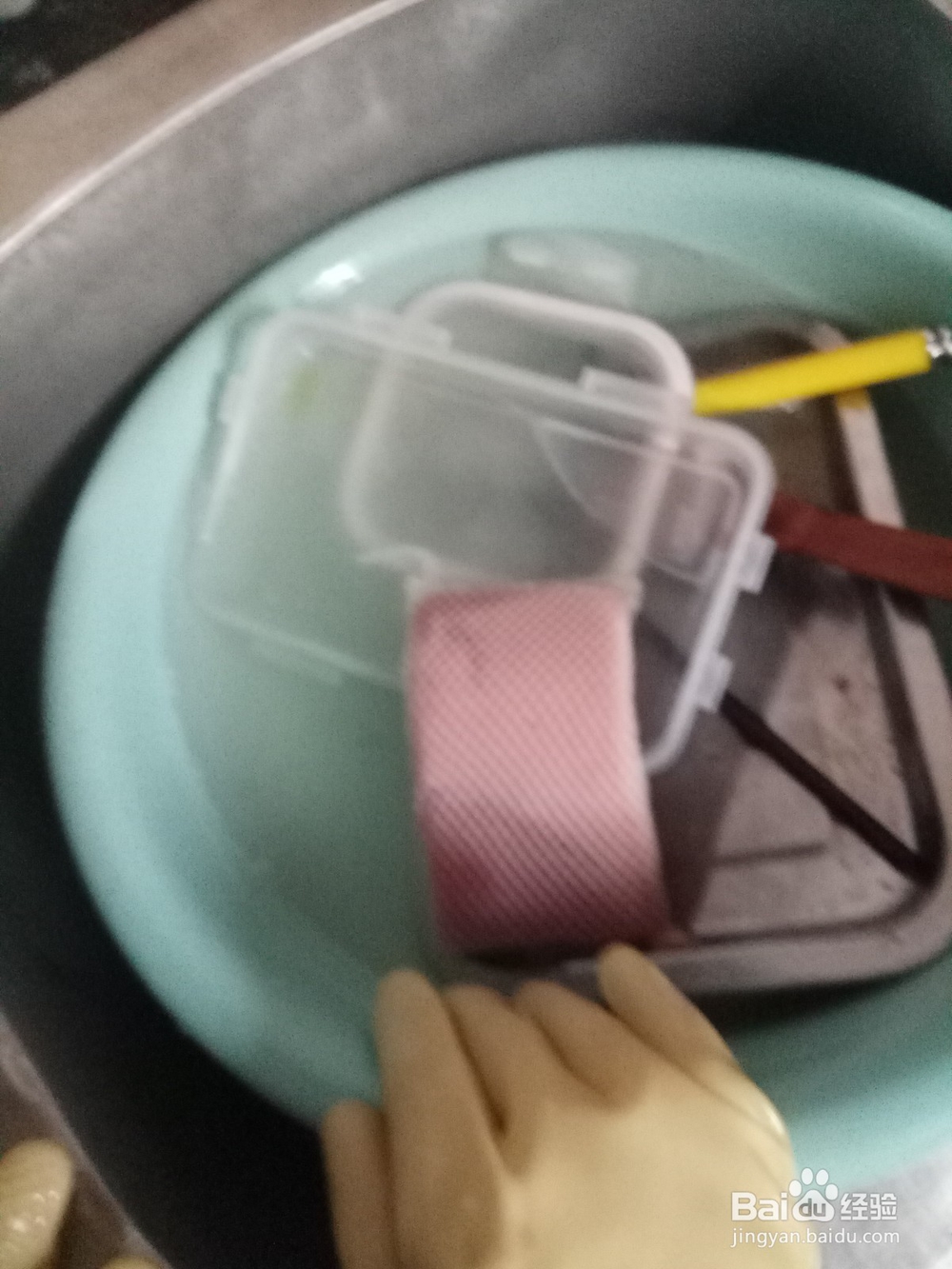 油腻腻的保鲜盒如何才能洗干净