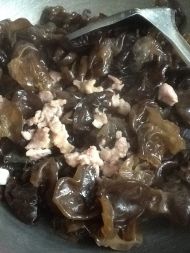 黑木耳炒肉的做法