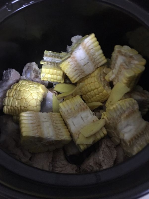 萝卜玉米排骨汤