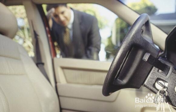 车钥匙不小心锁到车里怎么办