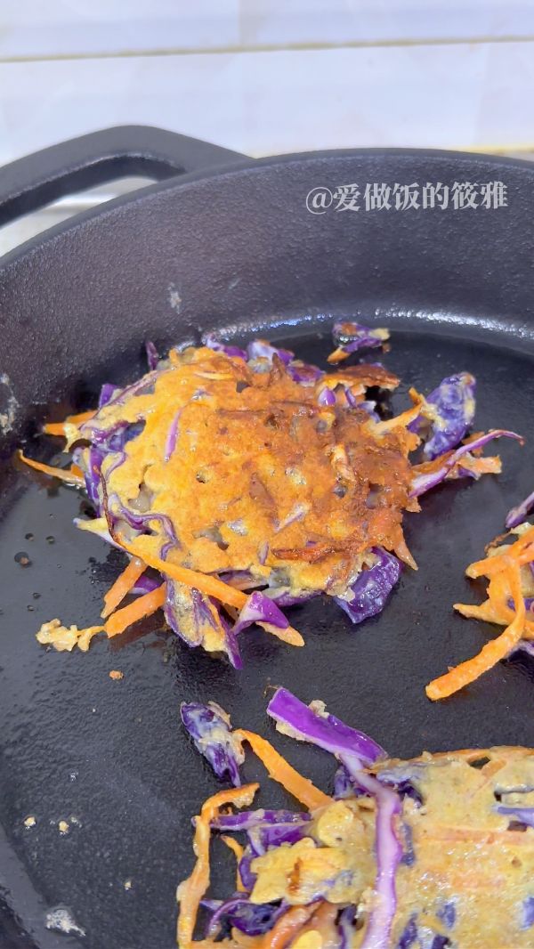 低卡营养早餐紫甘蓝全麦蔬菜煎饼