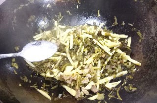 酸菜冬笋炒肉丝制作的步骤