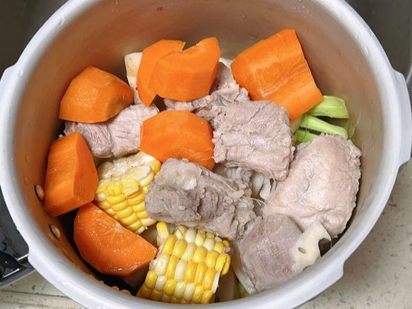 广式排骨莲藕汤