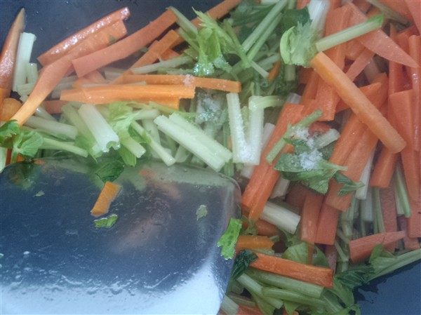 清脆可口的芹菜炒胡萝卜，让你唇齿留香!