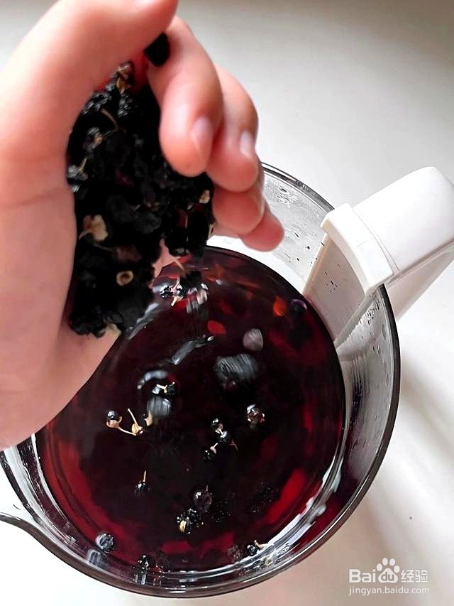 年轻人有白头发了别焦虑，试试三黑茶吧