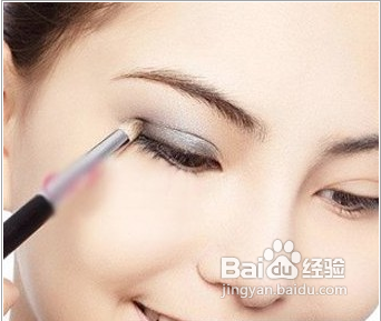 2012夏季妆容流行趋势烟熏妆再现魅力