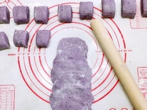 养生食补玫瑰花馒头（紫甘蓝）的做法