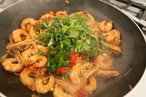 辣酱金针菇炒虾