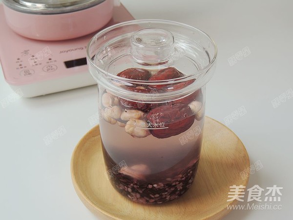 红枣花生黑米粥